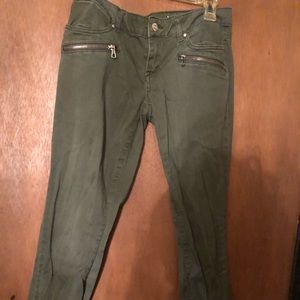 Olive jeggings, zipper pockets in front.